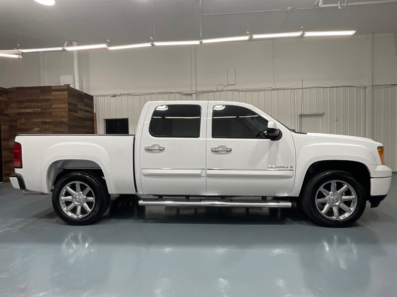 2007 GMC Sierra 1500 Denali Crew Cab 4X4 / 6.2L V8 / 1-OWNER  / Sunroof / Leather Heated seats / Navigation / ZERO RUST - Photo 4 - Gladstone, OR 97027
