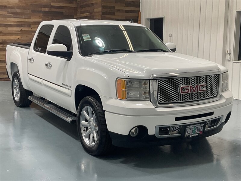 2007 GMC Sierra 1500 Denali Crew Cab 4X4 / 6.2L V8 / 1-OWNER  / Sunroof / Leather Heated seats / Navigation / ZERO RUST - Photo 2 - Gladstone, OR 97027