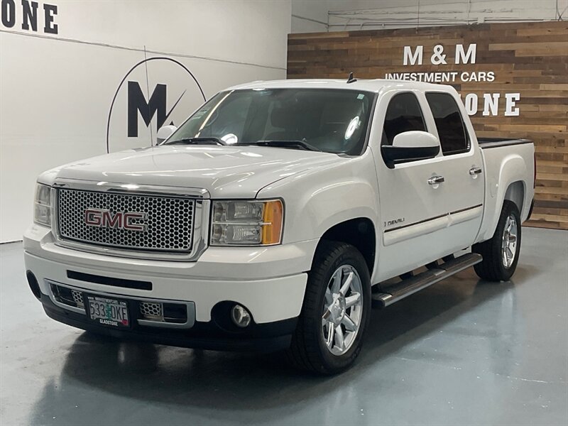 2007 GMC Sierra 1500 Denali Crew Cab 4X4 / 6.2L V8 / 1-OWNER  / Sunroof / Leather Heated seats / Navigation / ZERO RUST - Photo 1 - Gladstone, OR 97027