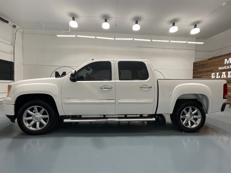 2007 GMC Sierra 1500 Denali Crew Cab 4X4 / 6.2L V8 / 1-OWNER  / Sunroof / Leather Heated seats / Navigation / ZERO RUST - Photo 3 - Gladstone, OR 97027