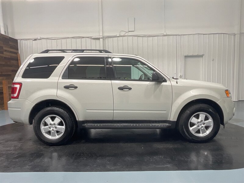 2009 Ford Escape XLT Sport Utility 4X4 / 3.0L V6 / NEW TIRES  / Excel Cond - Photo 4 - Gladstone, OR 97027