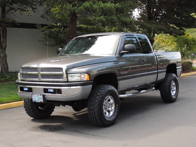 2002 Dodge Ram 2500 SLT/ 4X4 / Quad Cab / 5.9L CUMMINS Diesel / LIFTED