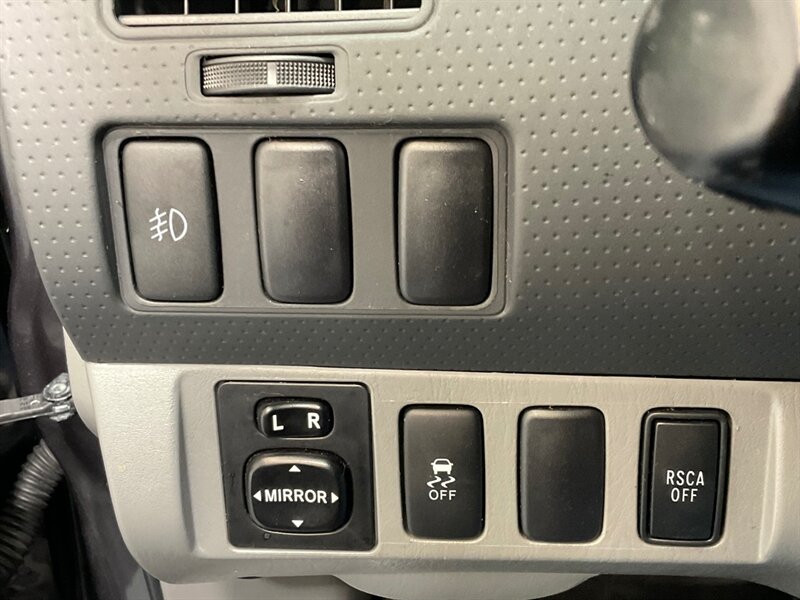 2015 Toyota Tacoma V6 SR5 Double Cab 4X4 / 1-OWNER / 81k MILES / Backup Camera / ZERO RUST - Photo 18 - Gladstone, OR 97027