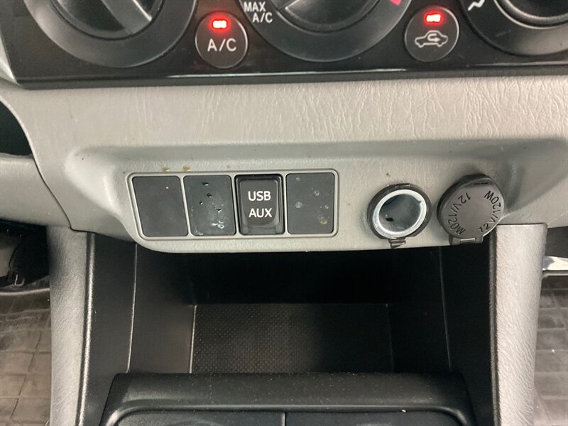 2015 Toyota Tacoma V6 SR5 Double Cab 4X4 / 1-OWNER / 81k MILES / Backup Camera / ZERO RUST - Photo 37 - Gladstone, OR 97027
