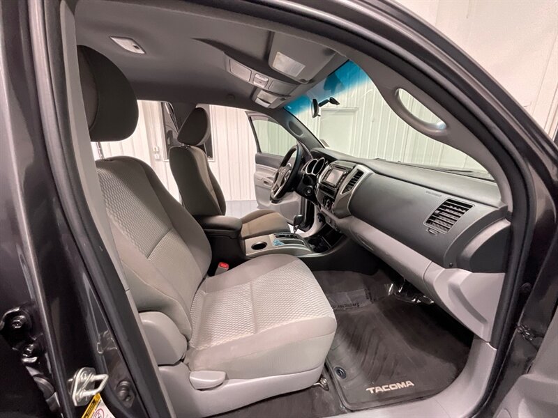 2015 Toyota Tacoma V6 SR5 Double Cab 4X4 / 1-OWNER / 81k MILES / Backup Camera / ZERO RUST - Photo 14 - Gladstone, OR 97027