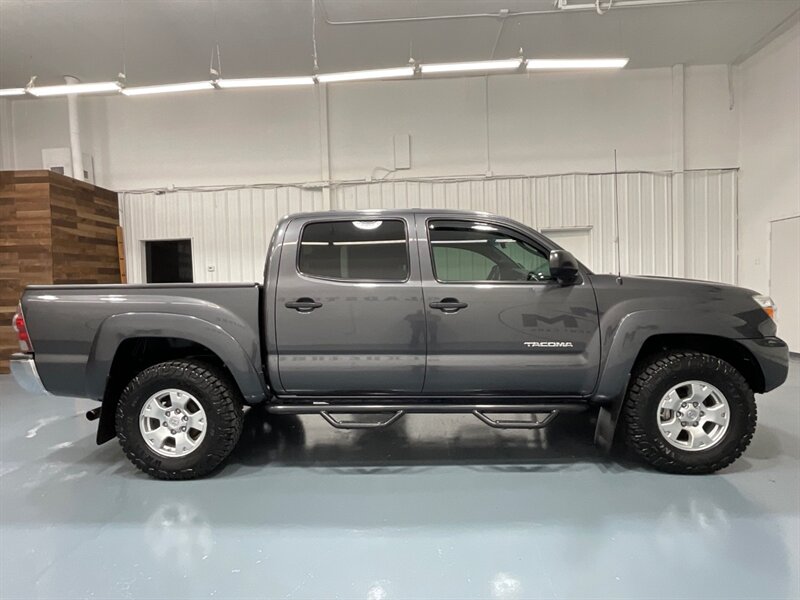 2015 Toyota Tacoma V6 SR5 Double Cab 4X4 / 1-OWNER / 81k MILES / Backup Camera / ZERO RUST - Photo 4 - Gladstone, OR 97027