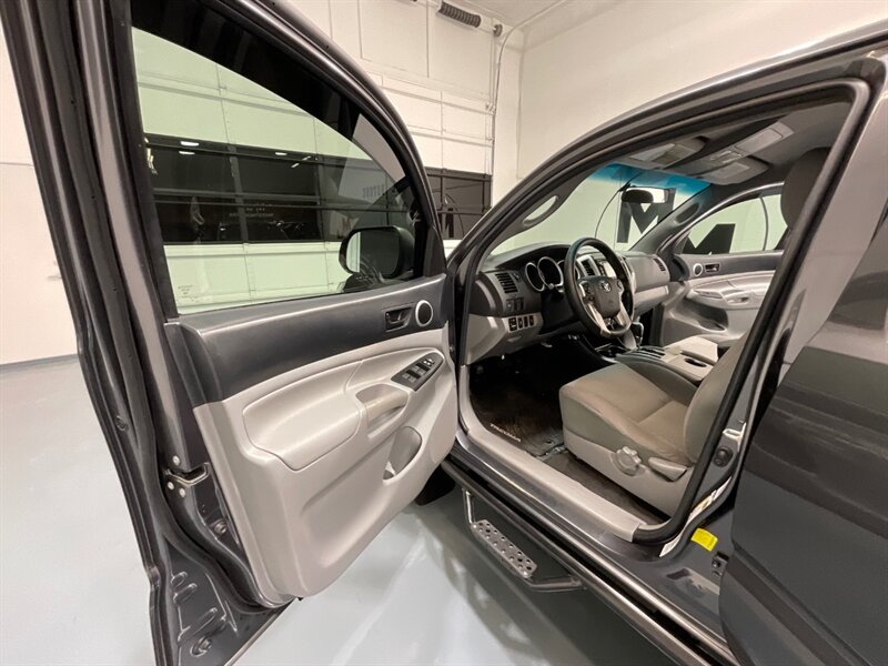 2015 Toyota Tacoma V6 SR5 Double Cab 4X4 / 1-OWNER / 81k MILES / Backup Camera / ZERO RUST - Photo 32 - Gladstone, OR 97027