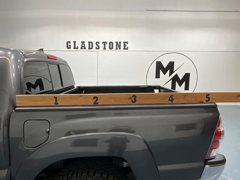 2015 Toyota Tacoma V6 SR5 Double Cab 4X4 / 1-OWNER / 81k MILES / Backup Camera / ZERO RUST - Photo 9 - Gladstone, OR 97027