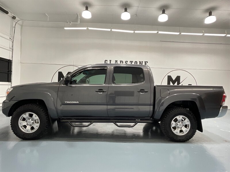 2015 Toyota Tacoma V6 SR5 Double Cab 4X4 / 1-OWNER / 81k MILES / Backup Camera / ZERO RUST - Photo 3 - Gladstone, OR 97027
