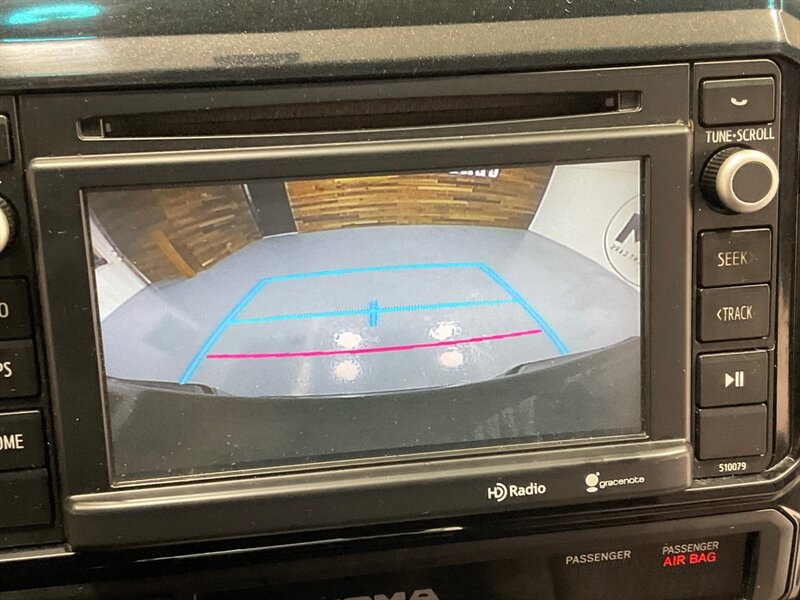 2015 Toyota Tacoma V6 SR5 Double Cab 4X4 / 1-OWNER / 81k MILES / Backup Camera / ZERO RUST - Photo 17 - Gladstone, OR 97027
