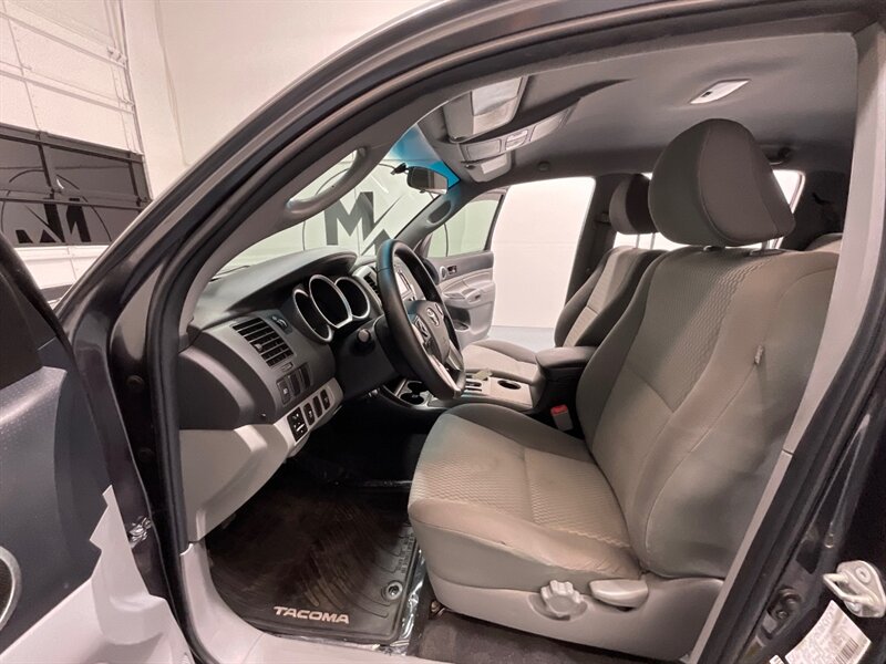 2015 Toyota Tacoma V6 SR5 Double Cab 4X4 / 1-OWNER / 81k MILES / Backup Camera / ZERO RUST - Photo 11 - Gladstone, OR 97027