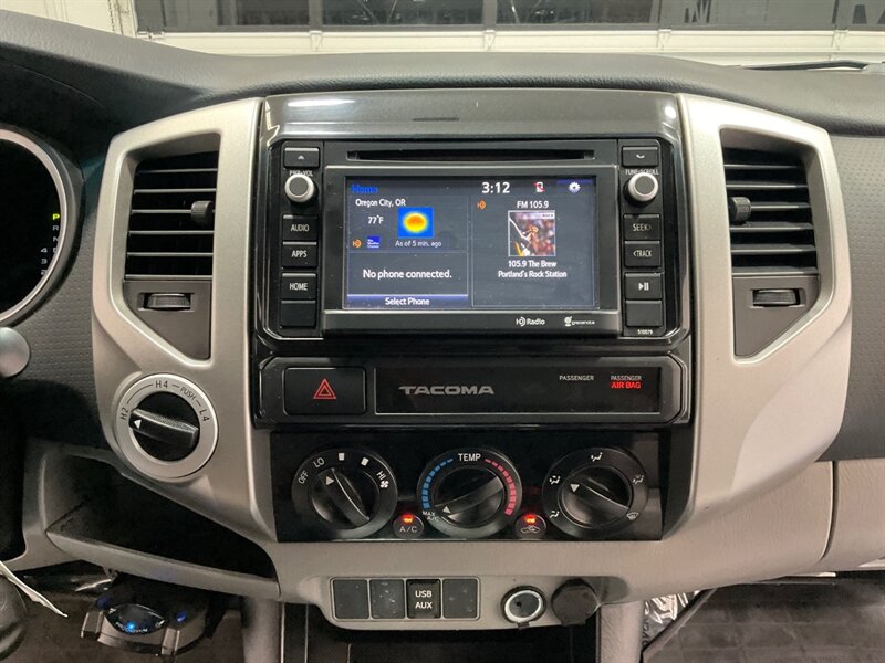 2015 Toyota Tacoma V6 SR5 Double Cab 4X4 / 1-OWNER / 81k MILES / Backup Camera / ZERO RUST - Photo 16 - Gladstone, OR 97027