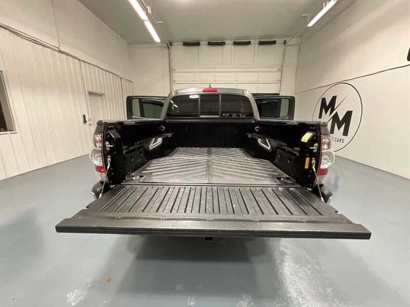 2015 Toyota Tacoma V6 SR5 Double Cab 4X4 / 1-OWNER / 81k MILES / Backup Camera / ZERO RUST - Photo 10 - Gladstone, OR 97027