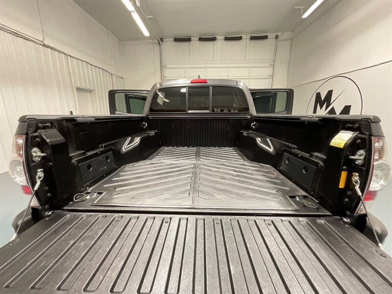 2015 Toyota Tacoma V6 SR5 Double Cab 4X4 / 1-OWNER / 81k MILES / Backup Camera / ZERO RUST - Photo 43 - Gladstone, OR 97027