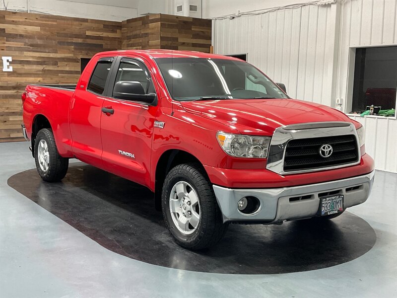 2007 Toyota Tundra SR5 TRD OFF RD 4X4 / 5.7L V8 / 1-OWNER LOCAL  / ZERO RUST - Photo 2 - Gladstone, OR 97027