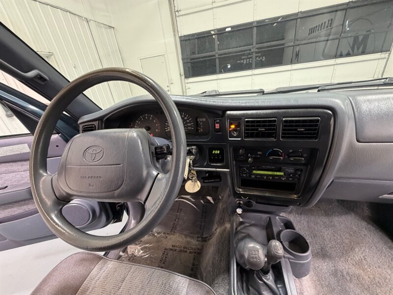 1998 Toyota Tacoma SR5 V6 TRD OFF RD 4X4 /5-SPEED MANUAL / ZERO RUST / REAR DIFFERENTIAL LOCKS / TIMING BELT SERVICE DONE - Photo 17 - Gladstone, OR 97027