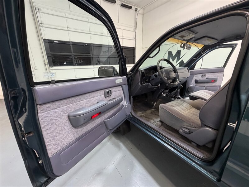 1998 Toyota Tacoma SR5 V6 TRD OFF RD 4X4 /5-SPEED MANUAL / ZERO RUST / REAR DIFFERENTIAL LOCKS / TIMING BELT SERVICE DONE - Photo 31 - Gladstone, OR 97027