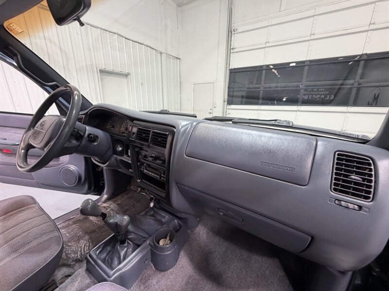 1998 Toyota Tacoma SR5 V6 TRD OFF RD 4X4 /5-SPEED MANUAL / ZERO RUST / REAR DIFFERENTIAL LOCKS / TIMING BELT SERVICE DONE - Photo 22 - Gladstone, OR 97027