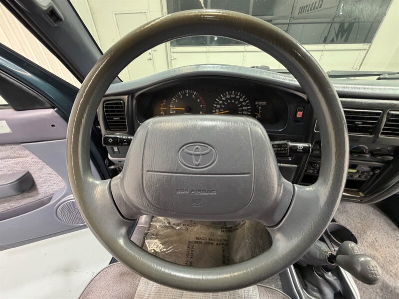 1998 Toyota Tacoma SR5 V6 TRD OFF RD 4X4 /5-SPEED MANUAL / ZERO RUST / REAR DIFFERENTIAL LOCKS / TIMING BELT SERVICE DONE - Photo 16 - Gladstone, OR 97027