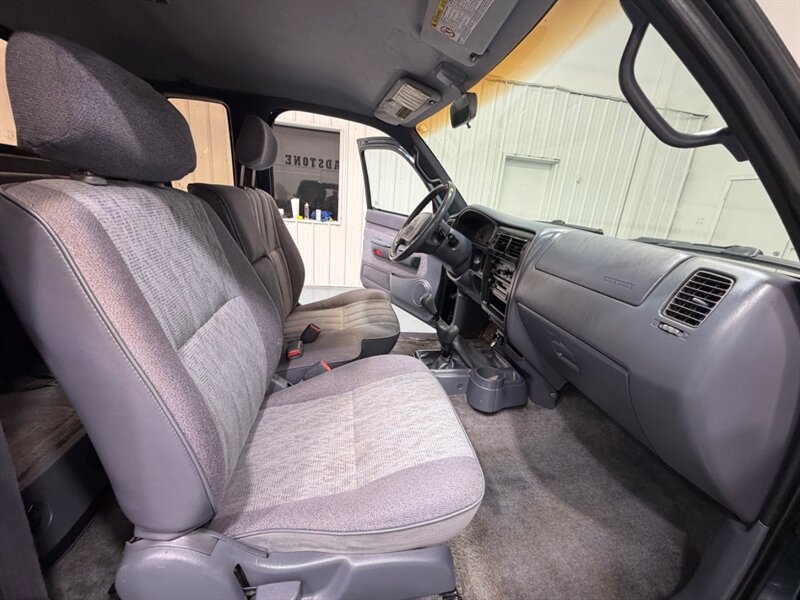 1998 Toyota Tacoma SR5 V6 TRD OFF RD 4X4 /5-SPEED MANUAL / ZERO RUST / REAR DIFFERENTIAL LOCKS / TIMING BELT SERVICE DONE - Photo 15 - Gladstone, OR 97027