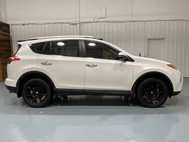 2016 Toyota RAV4 Limited Sport Utility AWD / Leather / Sunroof  / Heated Seats / Backup Camera / Blind Spot alert / ZERO RUST - Photo 4 - Gladstone, OR 97027