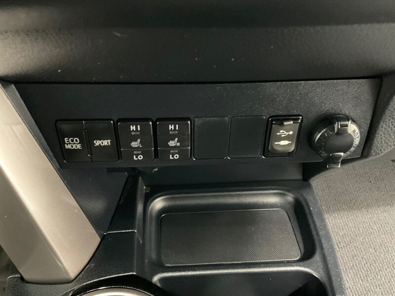 2016 Toyota RAV4 Limited Sport Utility AWD / Leather / Sunroof  / Heated Seats / Backup Camera / Blind Spot alert / ZERO RUST - Photo 16 - Gladstone, OR 97027