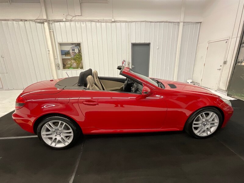 2009 Mercedes-Benz SLK 300 / V6 / CONVERTIBLE HARD TOP / Leather  / Excel Cond - Photo 32 - Gladstone, OR 97027