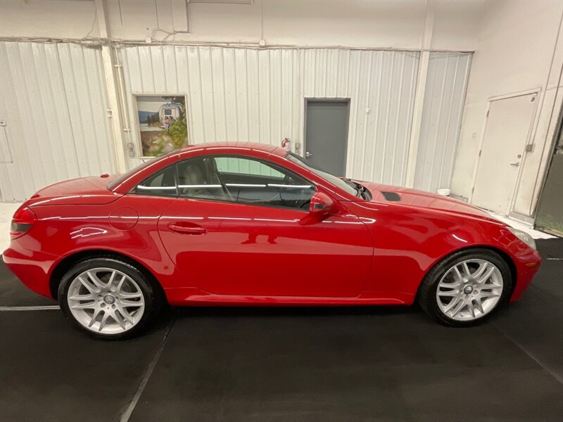 2009 Mercedes-Benz SLK 300 / V6 / CONVERTIBLE HARD TOP / Leather  / Excel Cond - Photo 4 - Gladstone, OR 97027