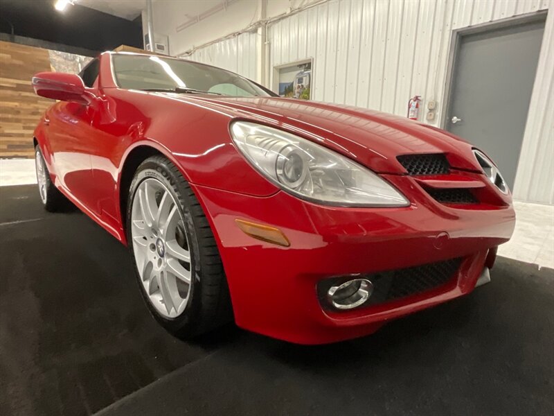 2009 Mercedes-Benz SLK 300 / V6 / CONVERTIBLE HARD TOP / Leather  / Excel Cond - Photo 52 - Gladstone, OR 97027