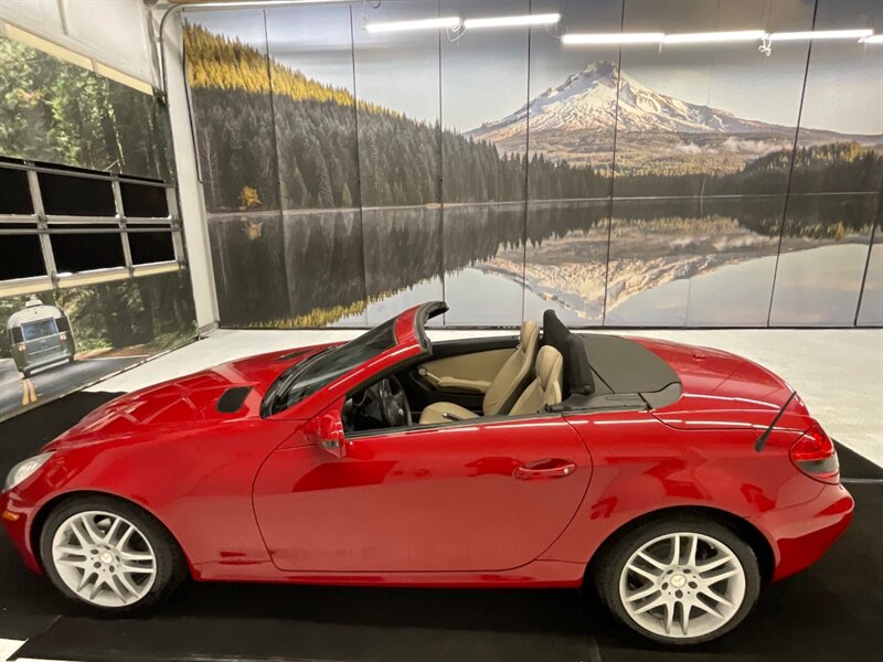 2009 Mercedes-Benz SLK 300 / V6 / CONVERTIBLE HARD TOP / Leather  / Excel Cond - Photo 31 - Gladstone, OR 97027