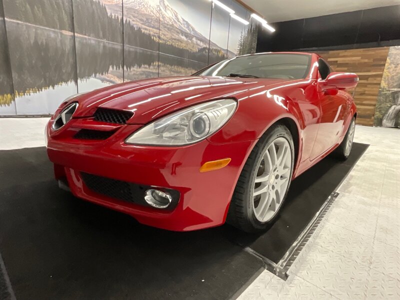 2009 Mercedes-Benz SLK 300 / V6 / CONVERTIBLE HARD TOP / Leather  / Excel Cond - Photo 48 - Gladstone, OR 97027