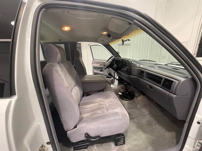 1997 Dodge Ram 2500 SLT Extended Cab / 5.9L DIESEL/12-VALVE / 5-SPEED / Long bed / RWD / ZERO RUST / 1-OWNER LOCAL / 105,000 MILES - Photo 13 - Gladstone, OR 97027