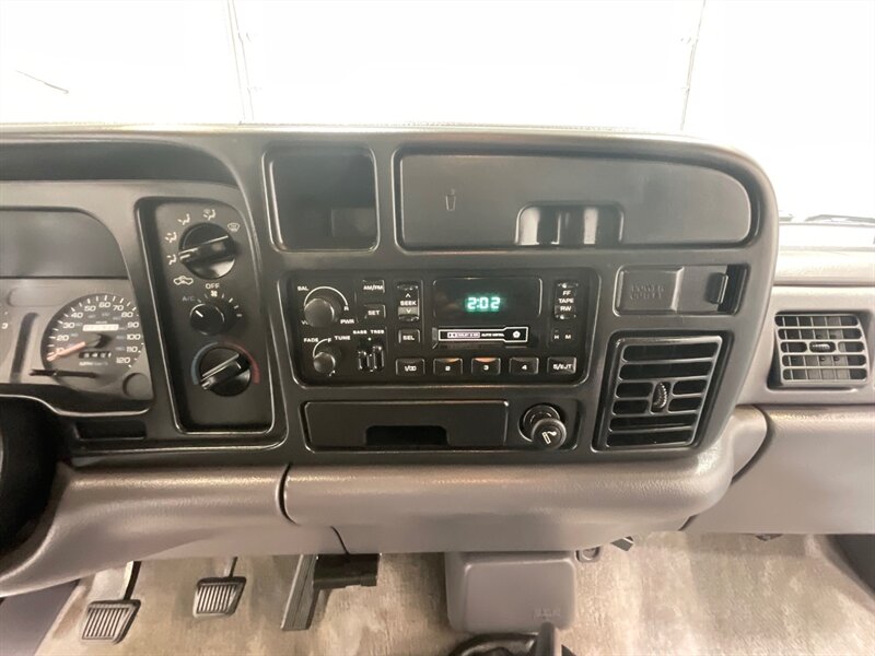 1997 Dodge Ram 2500 SLT Extended Cab / 5.9L DIESEL/12-VALVE / 5-SPEED / Long bed / RWD / ZERO RUST / 1-OWNER LOCAL / 105,000 MILES - Photo 16 - Gladstone, OR 97027