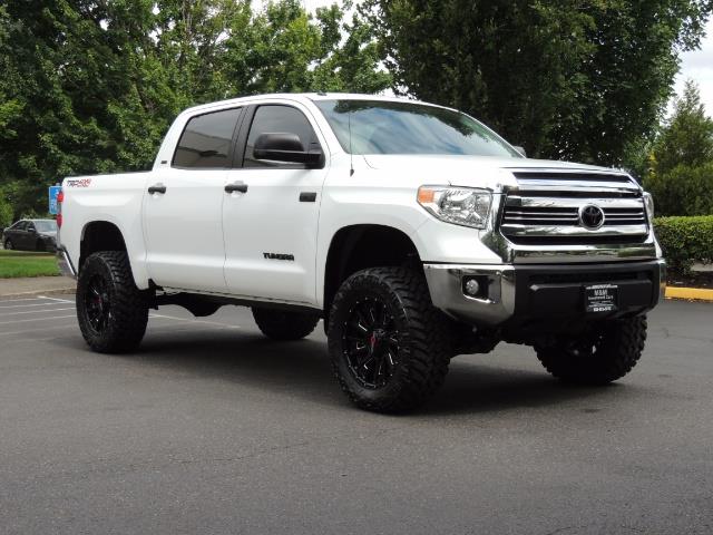 2016 Toyota Tundra SR5 / TRD OFF RD / 4X4 / 1-OWNER/ LIFTED