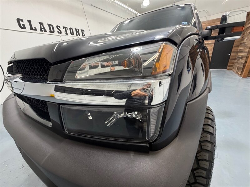2004 Chevrolet Avalanche 2500 4X4 8.1L V8 / LIFTED w. NEW TIRES /ZERO RUST / Leather w. Heated Seats / Sunroof / Backup Camera - Photo 26 - Gladstone, OR 97027