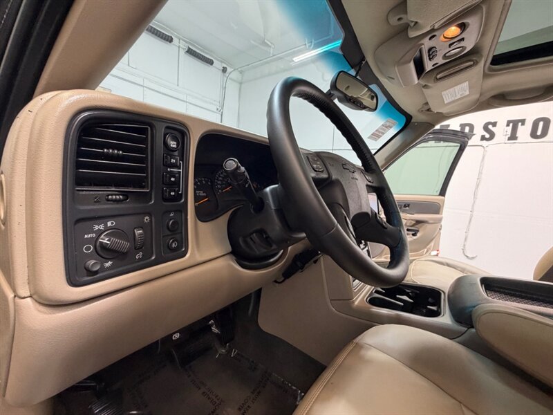2004 Chevrolet Avalanche 2500 4X4 8.1L V8 / LIFTED w. NEW TIRES /ZERO RUST / Leather w. Heated Seats / Sunroof / Backup Camera - Photo 35 - Gladstone, OR 97027