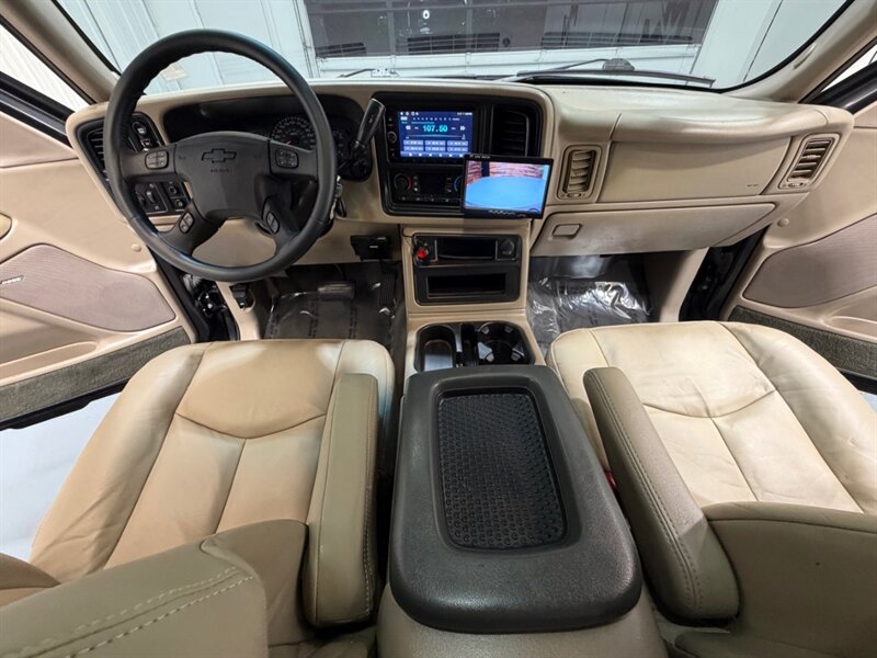 2004 Chevrolet Avalanche 2500 4X4 8.1L V8 / LIFTED w. NEW TIRES /ZERO RUST / Leather w. Heated Seats / Sunroof / Backup Camera - Photo 37 - Gladstone, OR 97027