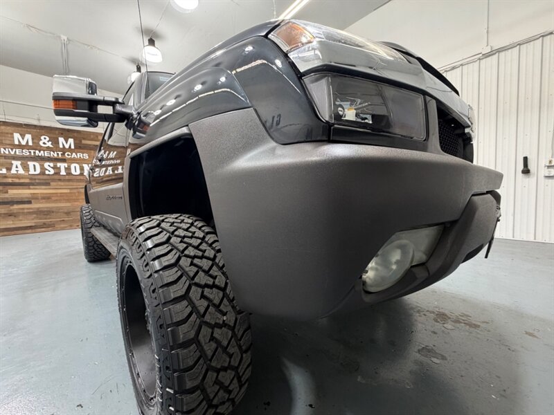 2004 Chevrolet Avalanche 2500 4X4 8.1L V8 / LIFTED w. NEW TIRES /ZERO RUST / Leather w. Heated Seats / Sunroof / Backup Camera - Photo 54 - Gladstone, OR 97027