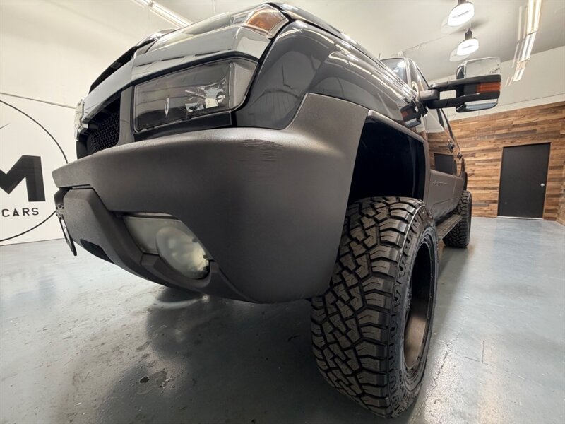2004 Chevrolet Avalanche 2500 4X4 8.1L V8 / LIFTED w. NEW TIRES /ZERO RUST / Leather w. Heated Seats / Sunroof / Backup Camera - Photo 53 - Gladstone, OR 97027