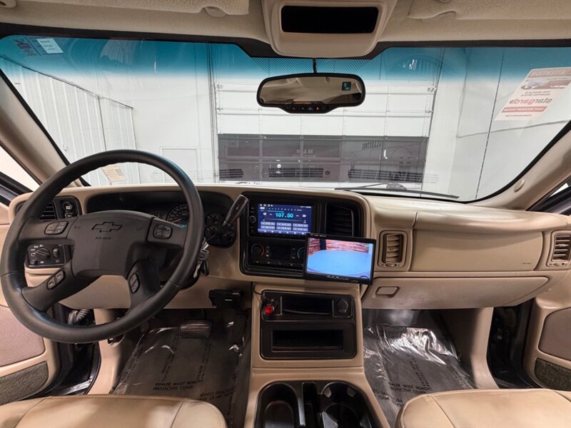 2004 Chevrolet Avalanche 2500 4X4 8.1L V8 / LIFTED w. NEW TIRES /ZERO RUST / Leather w. Heated Seats / Sunroof / Backup Camera - Photo 39 - Gladstone, OR 97027