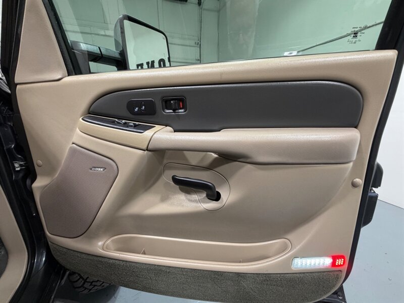2004 Chevrolet Avalanche 2500 4X4 8.1L V8 / LIFTED w. NEW TIRES /ZERO RUST / Leather w. Heated Seats / Sunroof / Backup Camera - Photo 33 - Gladstone, OR 97027