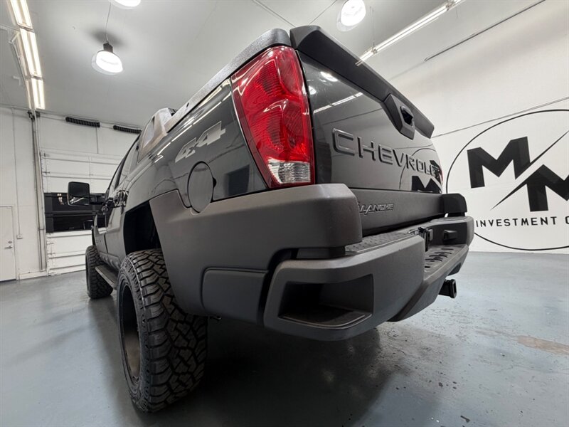 2004 Chevrolet Avalanche 2500 4X4 8.1L V8 / LIFTED w. NEW TIRES /ZERO RUST / Leather w. Heated Seats / Sunroof / Backup Camera - Photo 56 - Gladstone, OR 97027