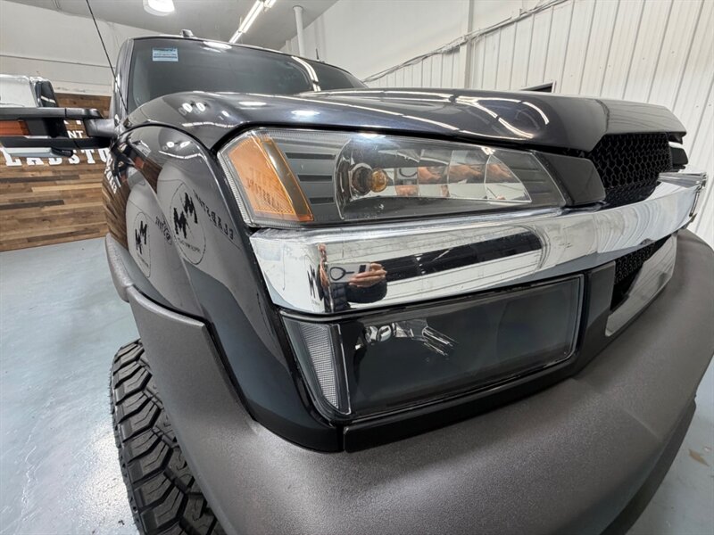 2004 Chevrolet Avalanche 2500 4X4 8.1L V8 / LIFTED w. NEW TIRES /ZERO RUST / Leather w. Heated Seats / Sunroof / Backup Camera - Photo 27 - Gladstone, OR 97027