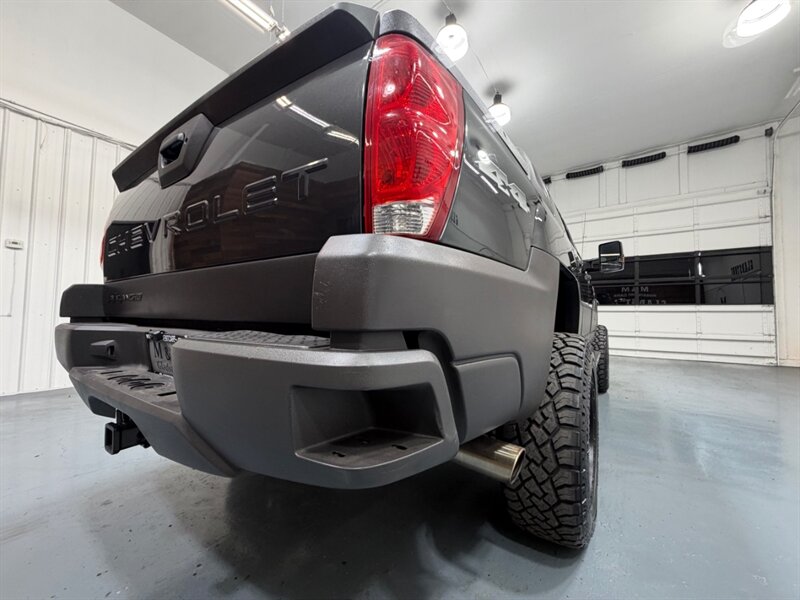 2004 Chevrolet Avalanche 2500 4X4 8.1L V8 / LIFTED w. NEW TIRES /ZERO RUST / Leather w. Heated Seats / Sunroof / Backup Camera - Photo 55 - Gladstone, OR 97027