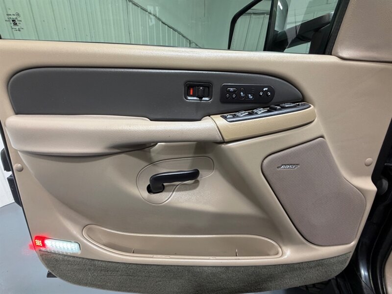 2004 Chevrolet Avalanche 2500 4X4 8.1L V8 / LIFTED w. NEW TIRES /ZERO RUST / Leather w. Heated Seats / Sunroof / Backup Camera - Photo 32 - Gladstone, OR 97027