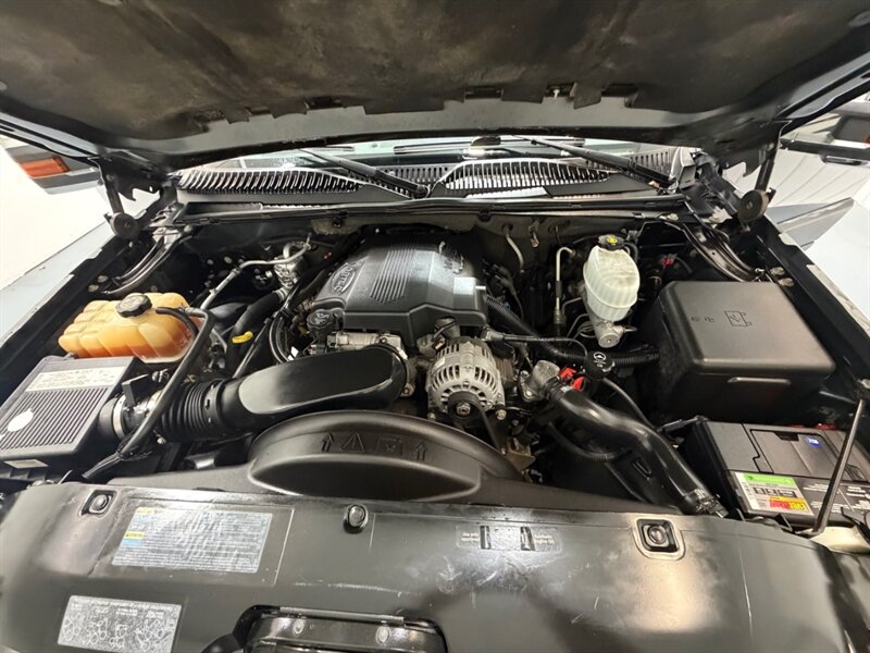 2004 Chevrolet Avalanche 2500 4X4 8.1L V8 / LIFTED w. NEW TIRES /ZERO RUST / Leather w. Heated Seats / Sunroof / Backup Camera - Photo 48 - Gladstone, OR 97027