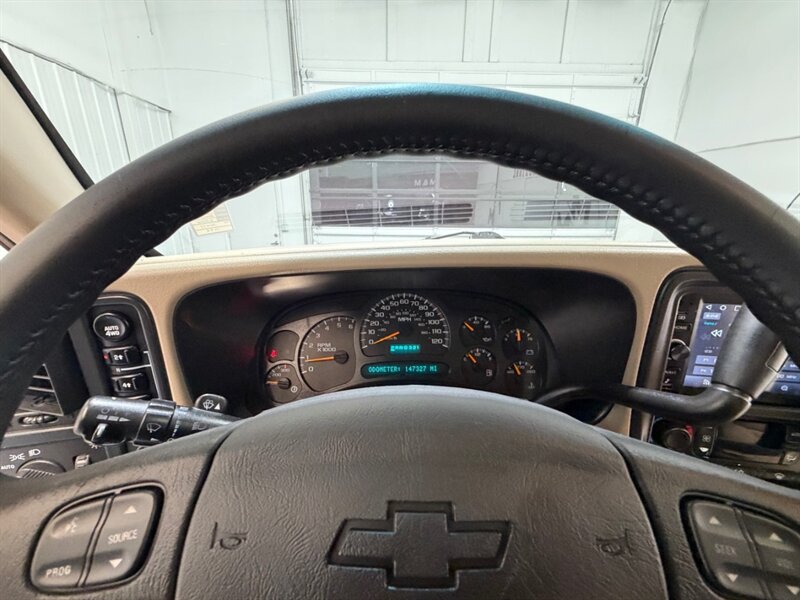 2004 Chevrolet Avalanche 2500 4X4 8.1L V8 / LIFTED w. NEW TIRES /ZERO RUST / Leather w. Heated Seats / Sunroof / Backup Camera - Photo 44 - Gladstone, OR 97027