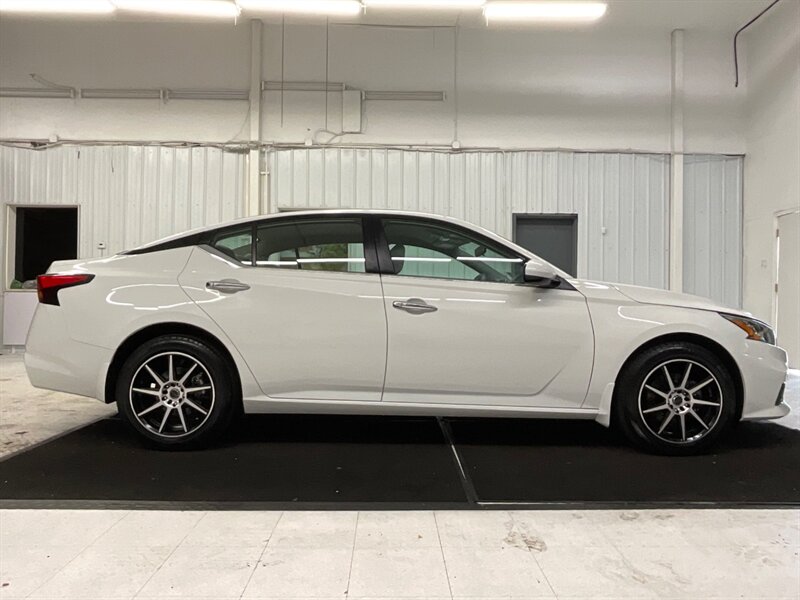 2019 Nissan Altima 2.5 S Sedan AWD / 2.5L 4Cyl / 1-OWNER / 63K MILES  / Backup Camera / ALL WHEEL DRIVE - Photo 4 - Gladstone, OR 97027