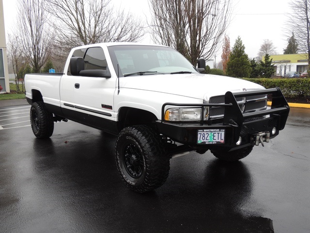 2002 Dodge Ram 2500 SLT / 4X4 / 5.9L DIESEL / 5-SPEED MANUAL / LNG BED   - Photo 2 - Portland, OR 97217