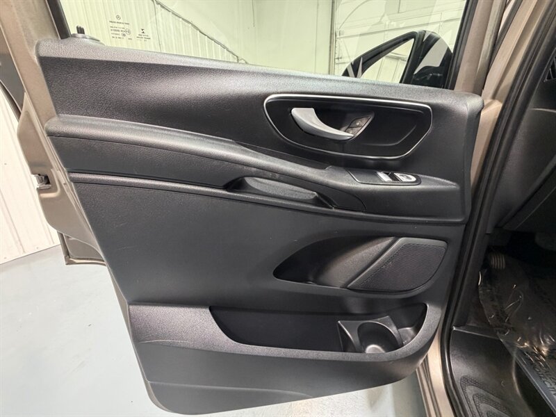2016 Mercedes-Benz Metris Passenger Van 7-Passenger / Leather / ONE OWNER / NAV / CAM / LOCAL OREGON VAN - Photo 38 - Gladstone, OR 97027